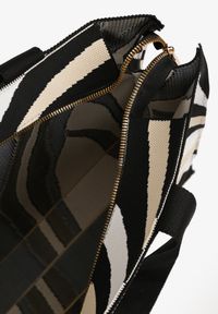 Born2be - Beżowa Torebka Shopper z Suwakiem w Abstrakcyjny Print Salidrea. Kolor: beżowy. Wzór: nadruk. Styl: klasyczny, elegancki