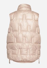 Born2be - Jasnobeżowa Pikowana Kamizelka ze Stójką i Troczkami Terilanna. Typ kołnierza: kołnierzyk stójkowy. Kolor: beżowy. Materiał: jeans. Styl: elegancki #6