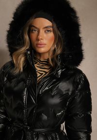 Renee - Czarna Kurtka Pikowana z Odpinanym Futerkiem i Kapturem Ozdobiona Paskiem Olinesa. Kolor: czarny. Materiał: futro. Wzór: aplikacja. Styl: elegancki, klasyczny #4