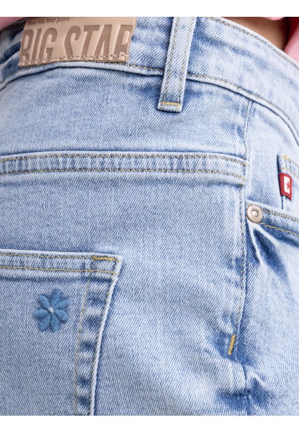 Big-Star - Jeansy dziewczęce z prostą nogawką jasnoniebieskie Lola 213. Okazja: na co dzień, na spacer. Stan: podwyższony. Kolor: niebieski. Materiał: jeans. Wzór: haft. Styl: vintage, klasyczny, elegancki, casual