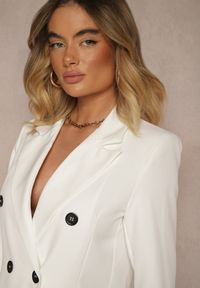 Renee - Biała Taliowana Marynarka Ozdobiona Klapami Evelhiria. Okazja: na co dzień. Kolor: biały. Materiał: jeans. Wzór: aplikacja. Styl: klasyczny, elegancki, casual #3
