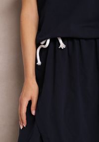 Renee - Granatowa Sukienka Ionarpia. Kolor: niebieski. Długość rękawa: krótki rękaw. Typ sukienki: kopertowe. Styl: klasyczny. Długość: maxi #5