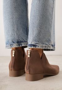 Born2be - Brązowe Ażurowe Botki Vices na Płaskiej Podeszwie z Ozdobnym Wycięciem Selenith. Okazja: na co dzień. Kolor: brązowy. Materiał: jeans. Wzór: ażurowy. Obcas: na płaskiej podeszwie. Styl: casual, klasyczny, elegancki #7