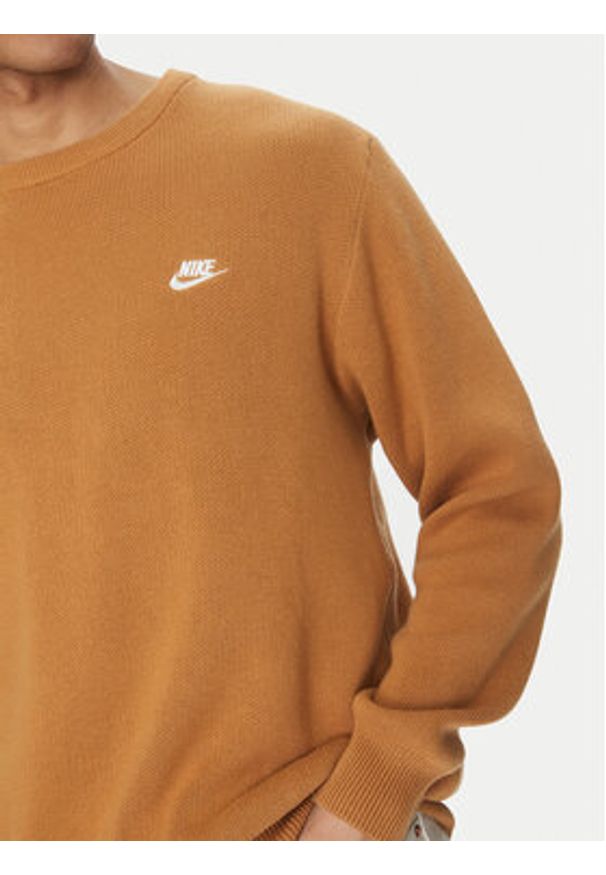 Nike Sweter FQ2912 Brązowy Regular Fit. Kolor: brązowy. Materiał: bawełna