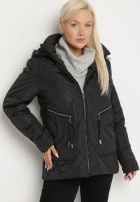 Born2be - Czarna Pikowana Kurtka z Kapturem i Ozdobnymi Suwakami Carnaye. Okazja: na co dzień, na spacer. Typ kołnierza: kaptur. Kolekcja: plus size. Kolor: czarny. Materiał: jeans. Styl: sportowy, casual, elegancki