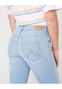 Wrangler - SPODNIE DAMSKIE WRANGLER SLIM CLEAR BLUE W28LZH280