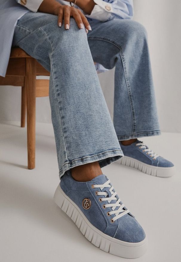 Born2be - Niebieskie Sneakersy Vices na Grubej Tłoczonej Podeszwie ze Sznurowaniem i Metaliczną Ozdobą Ulfedi. Okazja: na co dzień. Kolor: niebieski. Materiał: jeans, satyna. Wzór: aplikacja