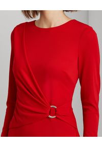Lauren Ralph Lauren - LAUREN BY RALPH LAUREN - Czerwona sukienka z ozdobnym detalem. Kolor: czerwony. Materiał: tkanina. Długość rękawa: długi rękaw. Styl: elegancki