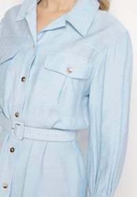 Born2be - Niebieska Wiskozowa Sukienka o Koszulowym Kroju z Paskiem z Klamrą i Kieszeniami Lisavianna. Okazja: do pracy, na co dzień, na spotkanie biznesowe. Kolor: niebieski. Materiał: wiskoza. Długość rękawa: długi rękaw. Typ sukienki: koszulowe. Styl: klasyczny, casual, elegancki, biznesowy #6