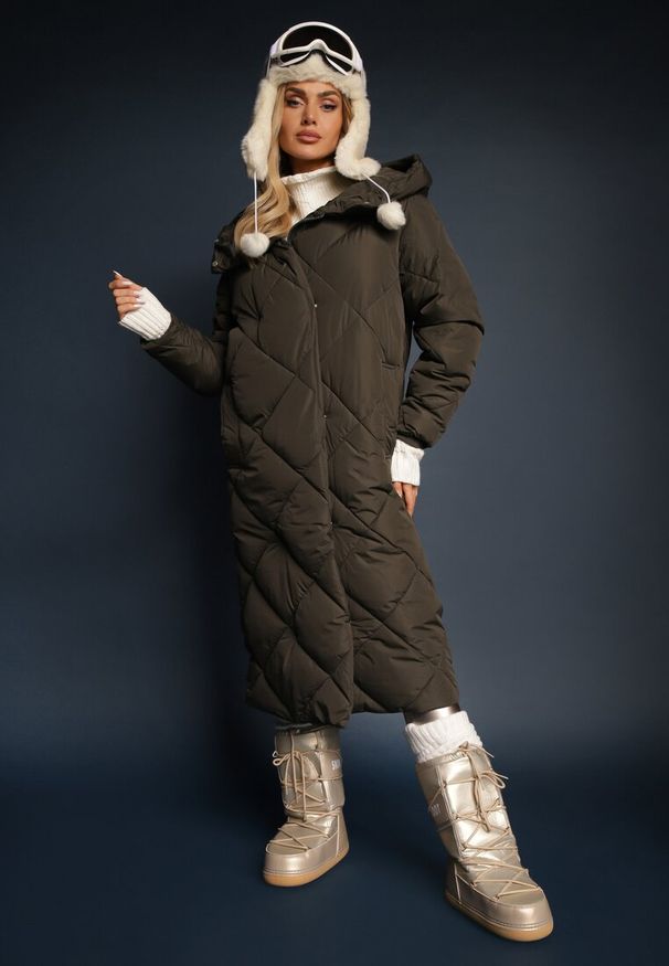 Renee - Ciemnozielona Pikowana Kurtka Płaszcz za Kolano z Kapturem Kinassan. Typ kołnierza: kaptur. Kolor: zielony. Wzór: geometria