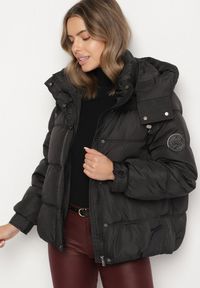 Born2be - Czarna Kurtka Puffer o Fasonie Oversize z Kapturem i Naszywką Azirva. Okazja: na co dzień. Typ kołnierza: kaptur. Kolor: czarny. Materiał: dzianina. Wzór: aplikacja. Styl: casual, sportowy #2