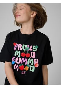 4f - 4F T-shirt loose z nadrukiem dziewczęcy - czarny 134/140 (8-10 lat). Okazja: na spacer, na co dzień, na uczelnię. Kolor: czarny. Materiał: dzianina, bawełna, skóra, materiał. Wzór: nadruk. Sezon: lato. Styl: casual #1