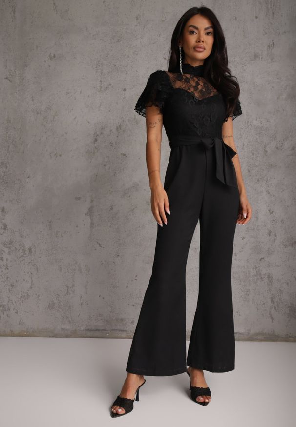 Renee - Czarny Koronkowy Kombinezon VICES na Krótki Rękaw z Nogawkami Typu Flare Blitze. Kolor: czarny. Materiał: koronka. Długość rękawa: krótki rękaw. Długość: krótkie. Wzór: koronka. Styl: elegancki