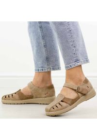 Jezzi - Beżowe zakryte sandały damskie Unisoft 9955. Okazja: na co dzień. Nosek buta: okrągły. Zapięcie: rzepy. Kolor: beżowy. Materiał: skóra. Sezon: wiosna, lato. Obcas: na płaskiej podeszwie. Styl: casual, klasyczny #1