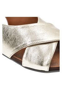 Złote Sandały Armodo Modne Obuwie Damskie. Okazja: na co dzień. Kolor: złoty. Materiał: skóra. Sezon: lato. Obcas: na płaskiej podeszwie. Styl: casual #6