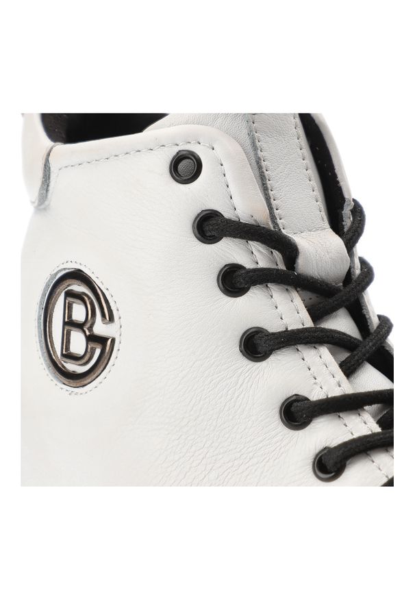 Białe Botki Artiker Stylowe Obuwie Damskie. Kolor: biały. Materiał: materiał. Styl: elegancki