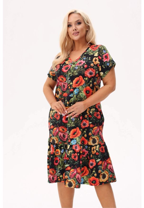 Moda Size Plus Iwanek - Sukienka MAKOVSKA z falbaną i kieszeniami - print w maki na czarnym tle PLUS SIZE XXL OVERSIZE. Okazja: na co dzień. Kolekcja: plus size. Kolor: czarny. Materiał: dzianina, bawełna, tkanina, wiskoza, elastan. Wzór: nadruk. Sezon: lato. Typ sukienki: oversize, dla puszystych. Styl: casual, klasyczny, elegancki