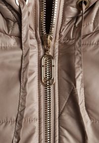 Born2be - Jasnobrązowa Kamizelka z Nieodpinanym Kapturem i Geometrycznym Pikowaniem Kalousa. Okazja: na co dzień. Kolor: brązowy. Materiał: jeans, dresówka. Długość rękawa: długi rękaw. Wzór: geometria. Styl: casual, klasyczny #2