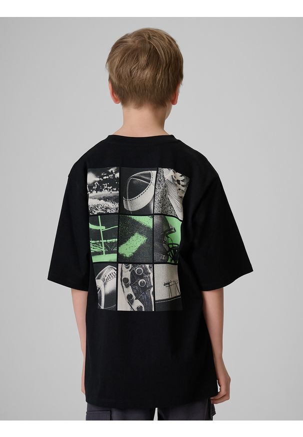 4f - 4F T-shirt loose z nadrukiem chłopięcy - czarny 134/140 (8-10 lat). Okazja: na co dzień. Kolor: czarny. Materiał: materiał, bawełna, dzianina. Wzór: nadruk. Sezon: lato. Styl: klasyczny, casual