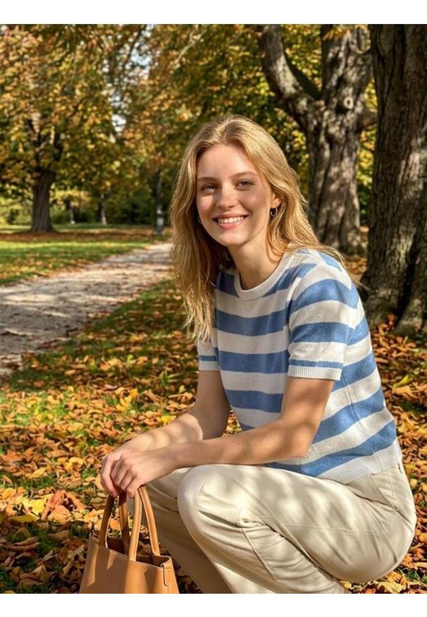 Sinsay - Sweter w paski z wiskozą - niebieski. Kolor: niebieski. Materiał: wiskoza. Wzór: paski