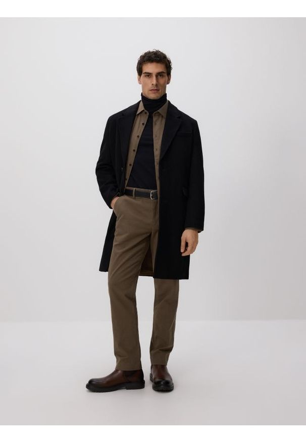 Reserved - Spodnie chino slim z regulacją w pasie - ciemnozielony. Kolor: zielony. Materiał: tkanina, bawełna