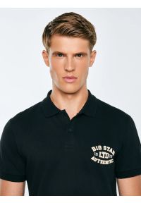 Big-Star - Koszulka męska polo czarna Livier 906. Okazja: na spotkanie biznesowe. Typ kołnierza: polo. Kolor: czarny. Materiał: skóra, materiał, dzianina. Wzór: haft, aplikacja. Styl: klasyczny, biznesowy, elegancki