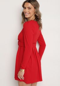 Born2be - Czerwona Sukienka Rozkloszowana z Ozdobnym Paskiem Evilevi. Okazja: na spotkanie biznesowe. Typ kołnierza: dekolt w kształcie V. Kolor: czerwony. Długość rękawa: długi rękaw. Styl: klasyczny, biznesowy #6