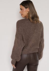 Born2be - Jasnobrązowy Sweter Oversize z Domieszką Wełny z Oryginalnym Dekoltem Lawedia. Okazja: na co dzień. Kolor: brązowy. Materiał: wełna. Styl: casual, elegancki, klasyczny #6