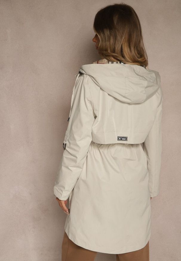 Renee - Beżowa Kurtka Parka z Kapturem Podpinanymi Rękawami i Printem w Kratę Hallela. Typ kołnierza: kaptur. Kolor: beżowy. Materiał: jeans. Długość: do kolan. Wzór: nadruk. Sezon: jesień