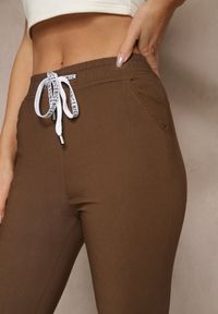 Renee - Brązowe Spodnie z Bawełną i Sznurowaniem Purrena. Okazja: na co dzień. Kolor: brązowy. Materiał: bawełna. Styl: casual, elegancki
