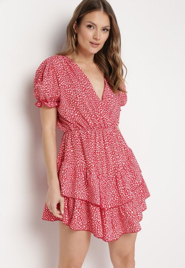 Born2be - Czerwona Sukienka z Gumką w Talii z Kopertowym Dekoltem Ianveia. Kolor: czerwony. Typ sukienki: kopertowe