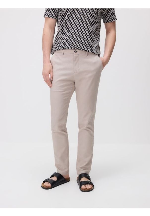 Reserved - Spodnie chino slim fit - beżowy. Kolor: beżowy. Materiał: bawełna