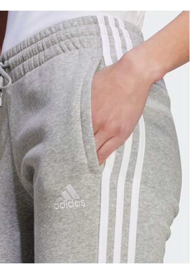 Adidas - adidas Spodnie dresowe Essentials 3-Stripes IL3282 Szary Slim Fit. Kolor: szary. Materiał: bawełna
