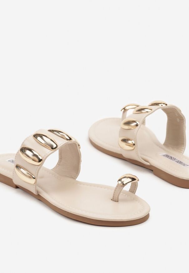 Renee - Beżowe Klapki Japonki Ozdobione Metalicznymi Aplikacjami Deviane. Okazja: na co dzień. Kolor: beżowy. Materiał: jeans. Wzór: aplikacja. Sezon: lato. Styl: casual