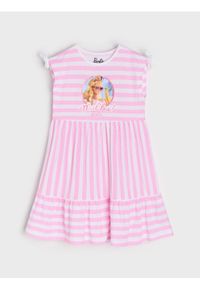 Sinsay - Bawełniana sukienka dresowa z nadrukiem Barbie - różowy. Kolor: różowy. Materiał: bawełna, dresówka. Wzór: nadruk #1