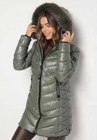 Born2be - Zielona Pikowana Kurtka o Taliowanym Kroju z Kapturem z Futerkiem Naleanna. Okazja: na co dzień. Typ kołnierza: kaptur. Kolor: zielony. Materiał: futro. Styl: casual #1