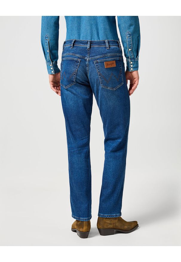 Wrangler - WRANGLER MĘSKIE SPODNIE JEANSOWE TEXAS SHADOW JEANS 112356851 W121017432. Okazja: na co dzień. Wzór: gładki. Styl: casual, klasyczny, sportowy