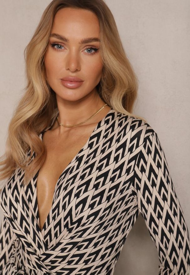 Renee - Czarny Kombinezon z Kopertowym Dekoltem Paskiem i Geometrycznym Printem Sarilen. Okazja: na spotkanie biznesowe, na co dzień. Kolor: czarny. Materiał: materiał. Długość rękawa: długi rękaw. Długość: długie. Wzór: geometria, nadruk. Styl: klasyczny, casual, elegancki, biznesowy