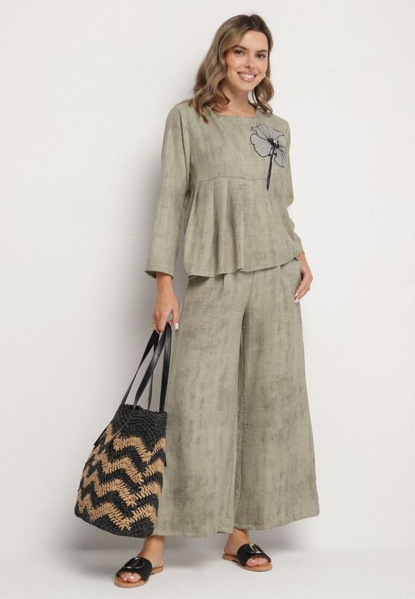 Born2be - Jasnozielony Komplet Bluzka z Rozkloszowanym Dołem i Aplikacją Kwiatka i Luźne Spodnie Ravirisa. Kolor: zielony. Materiał: materiał. Wzór: aplikacja, kwiaty