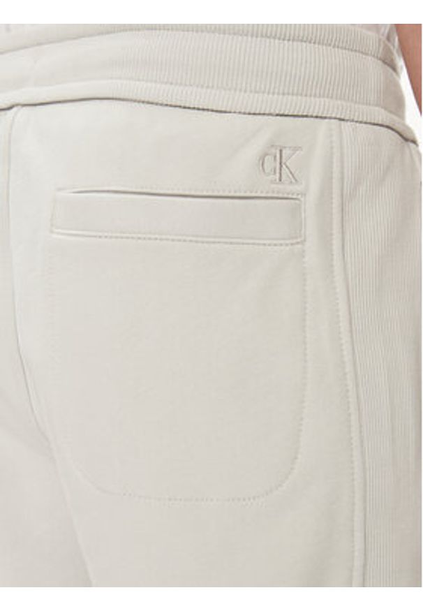 Calvin Klein Jeans Szorty sportowe Monologo Badge J30J325132 Szary Regular Fit. Kolor: szary. Materiał: bawełna. Styl: sportowy
