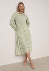 Born2be - Zielona Sukienka Plisowana o Koszulowym Kroju z Paskiem z Klamrą Efronta. Okazja: na co dzień. Typ kołnierza: kołnierzyk klasyczny. Kolor: zielony. Materiał: jeans. Długość rękawa: długi rękaw. Wzór: aplikacja. Typ sukienki: koszulowe. Styl: casual, elegancki, klasyczny #8