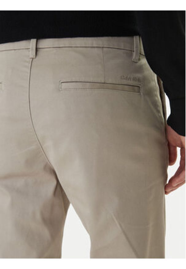 Calvin Klein Chinosy LV040EM633 Beżowy Slim Fit. Kolor: beżowy. Materiał: bawełna