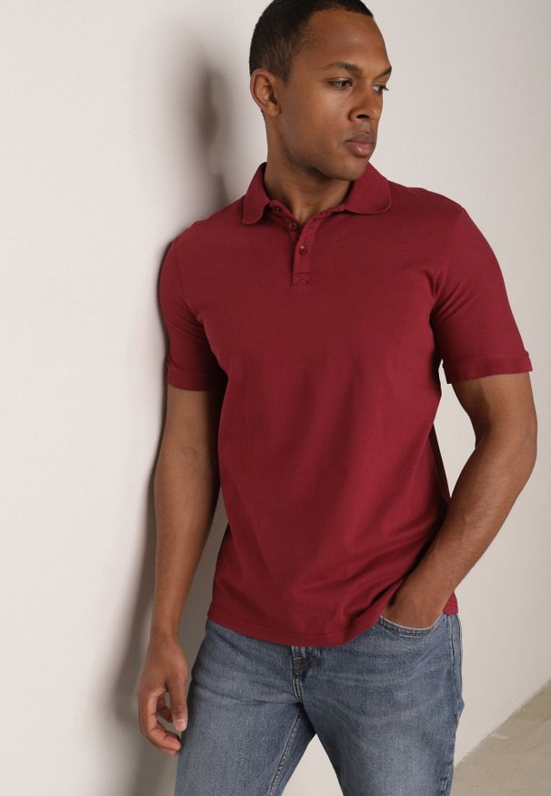 Born2be - Bordowa Gładka Koszulka Polo o Klasycznym Kroju Sinopea. Okazja: do pracy, na co dzień, na spotkanie biznesowe. Typ kołnierza: polo. Kolor: czerwony. Materiał: jeans. Wzór: gładki. Styl: klasyczny