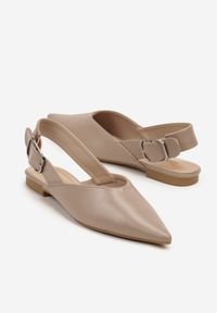Renee - Ciemnobeżowe Sandały Vices Slingback z Paskiem ze Sprzączką Nirarine. Okazja: na spacer. Nosek buta: szpiczasty. Zapięcie: pasek. Kolor: beżowy. Wzór: koronka. Materiał: koronka. Obcas: na obcasie. Styl: elegancki. Wysokość obcasa: średni