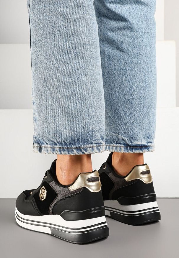 Renee - Czarne Sneakersy na Platformie z Metaliczną Ozdobą Roniane. Okazja: na co dzień. Kolor: czarny. Materiał: jeans. Wzór: aplikacja. Obcas: na platformie