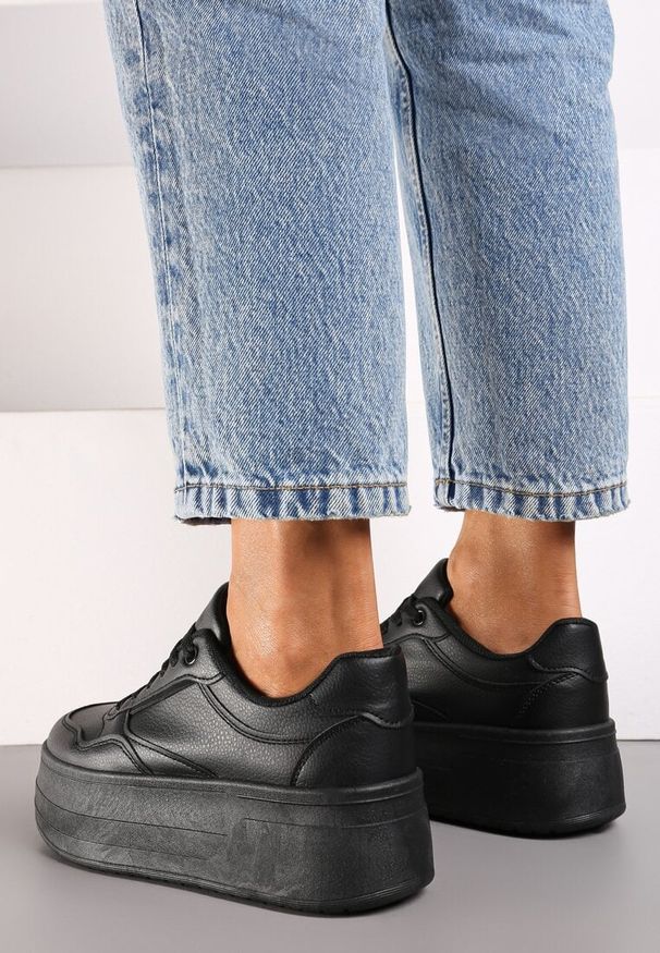 Renee - Czarne Sneakersy na Platformie Ozdobionej Tłoczeniem Vaiviera. Okazja: na co dzień, na spacer. Kolor: czarny. Materiał: jeans. Wzór: aplikacja. Obcas: na platformie. Sport: turystyka piesza