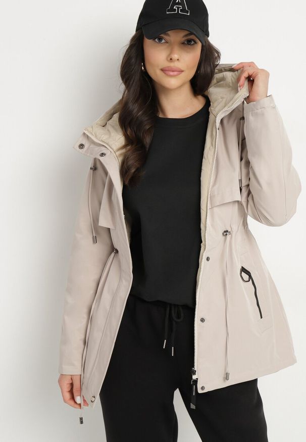 Born2be - Beżowa Kurtka Parka Dwustronna Korilea. Okazja: na co dzień. Kolor: beżowy. Wzór: gładki. Styl: klasyczny, elegancki, casual