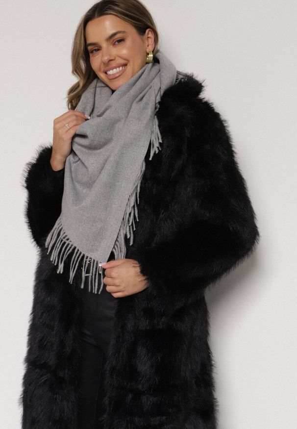 Born2be - Szary Trójkątny Szalik z Wiskozy i Bawełny z Frędzlami Vetirala. Okazja: na co dzień, do pracy, na spotkanie biznesowe. Kolor: szary. Materiał: bawełna, wiskoza. Styl: biznesowy, casual, elegancki