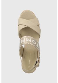 TOMMY HILFIGER - Tommy Hilfiger sandały SEASONAL WEBBING MID WEDGE damskie kolor beżowy na koturnie FW0FW07091. Zapięcie: klamry. Kolor: beżowy. Materiał: bawełna, guma. Obcas: na koturnie #3