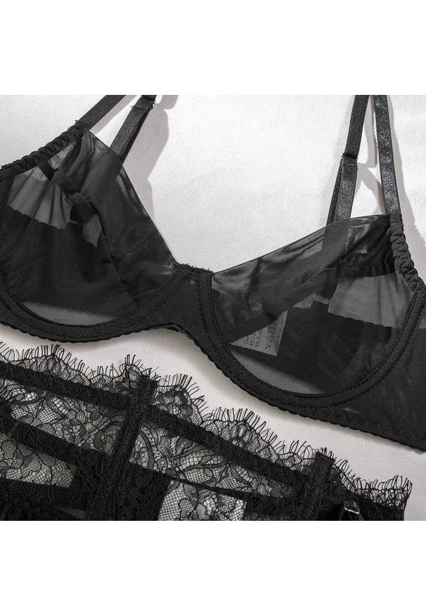 Intica - Komplet bielizny z tiulowym pasem i koronkowymi akcentami na wieczór Kaho. Kolor: fioletowy. Materiał: tiul, koronka. Wzór: paski